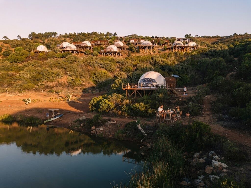 Iurte com esplanada e espreguiçadeiras — Natura Glamping Fundão