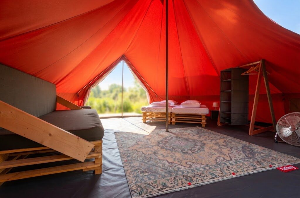 Tenda glamping ao pôr do sol na natureza portuguesa — Glamping em Setúbal e Costa Azul