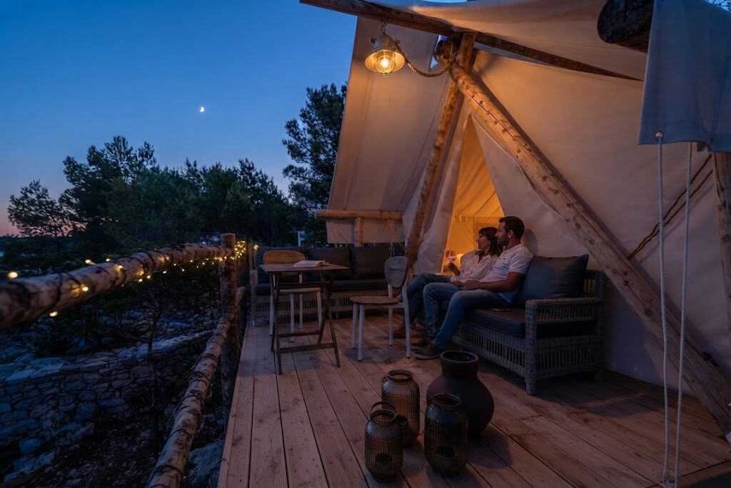 Tenda glamping ao pôr do sol na natureza portuguesa — Glamping em Setúbal
