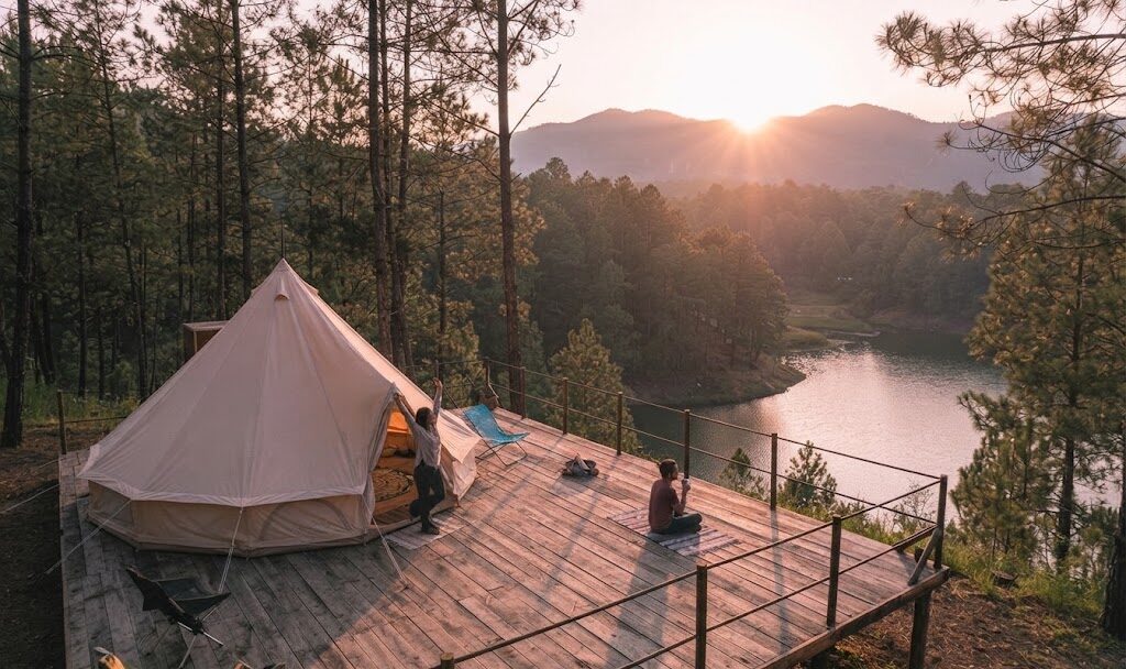 Cabana de madeira rodeada de árvores — Glamping em Setúbal