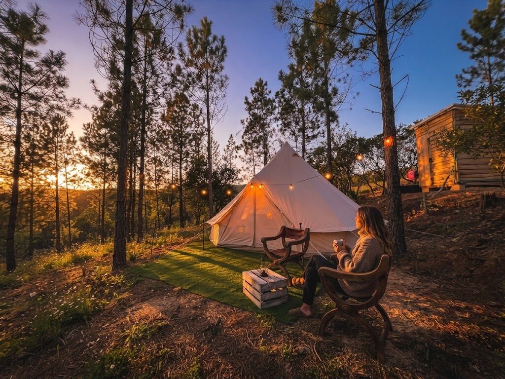 Domo transparente com vista sobre a paisagem — Glamping no Norte de Portugal