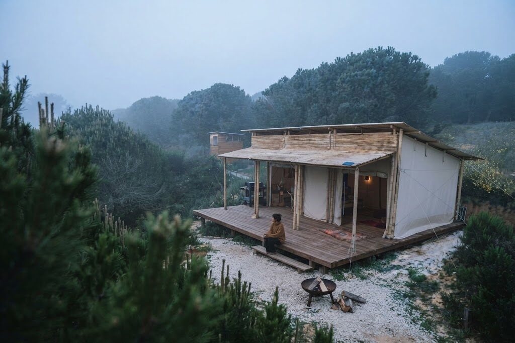 Cabana de madeira rodeada de árvores — Glamping no Norte de Portugal