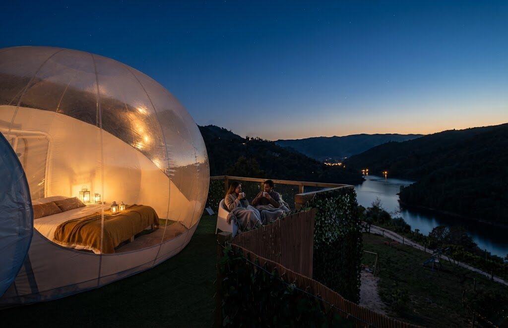 Domo transparente com vista sobre a paisagem — Glamping com Jacuzzi em Portugal
