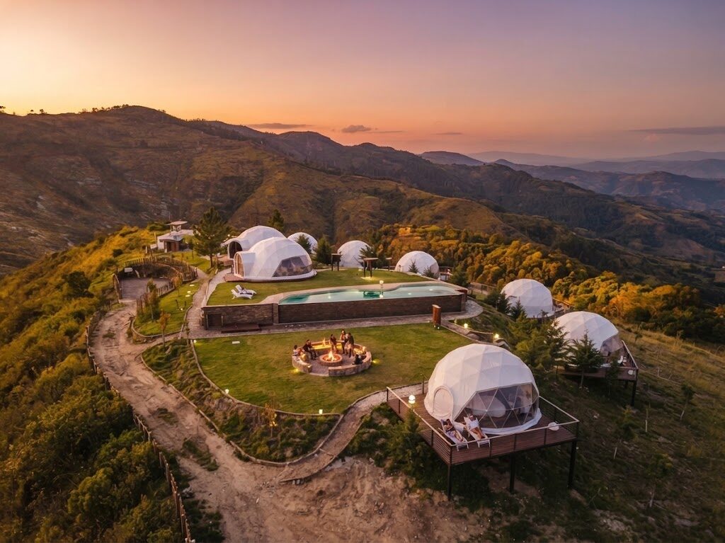 Cabana de madeira rodeada de árvores — Glamping com Jacuzzi em Portugal