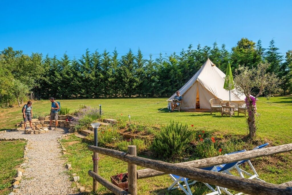 Iurte com esplanada e espreguiçadeiras — Glamping com Jacuzzi em Portugal