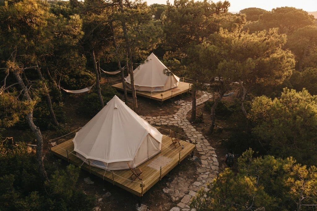 Iurte com esplanada e espreguiçadeiras — Reservas e Melhores Glampings de Portugal