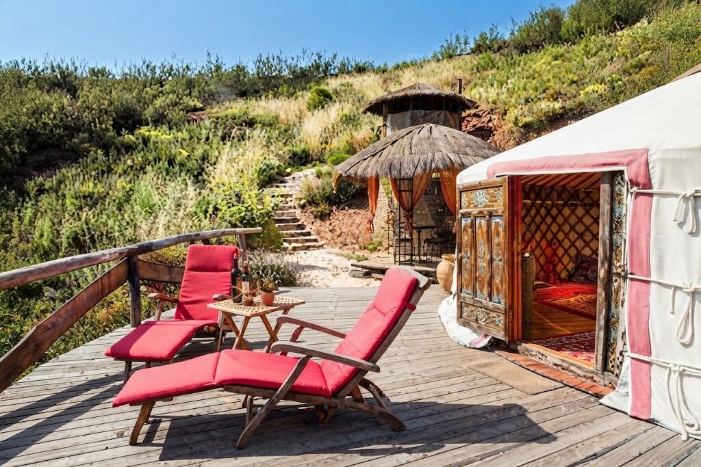 Domo transparente com vista sobre a paisagem — Melhores Glampings de Portugal