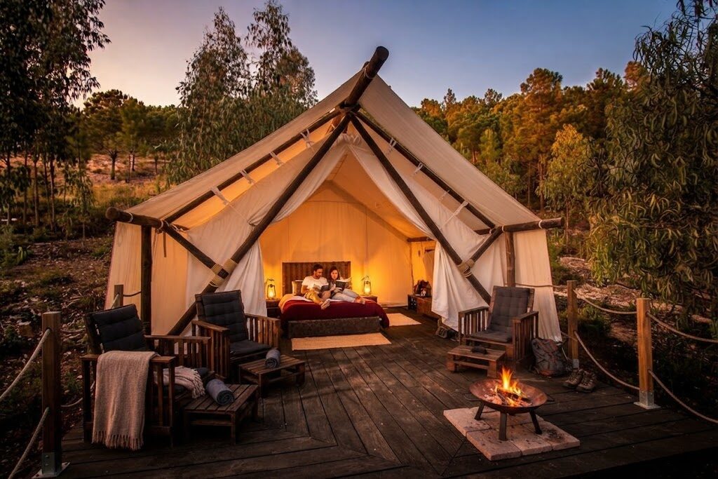 Cabana de madeira rodeada de árvores — Melhor Glamping de Portugal