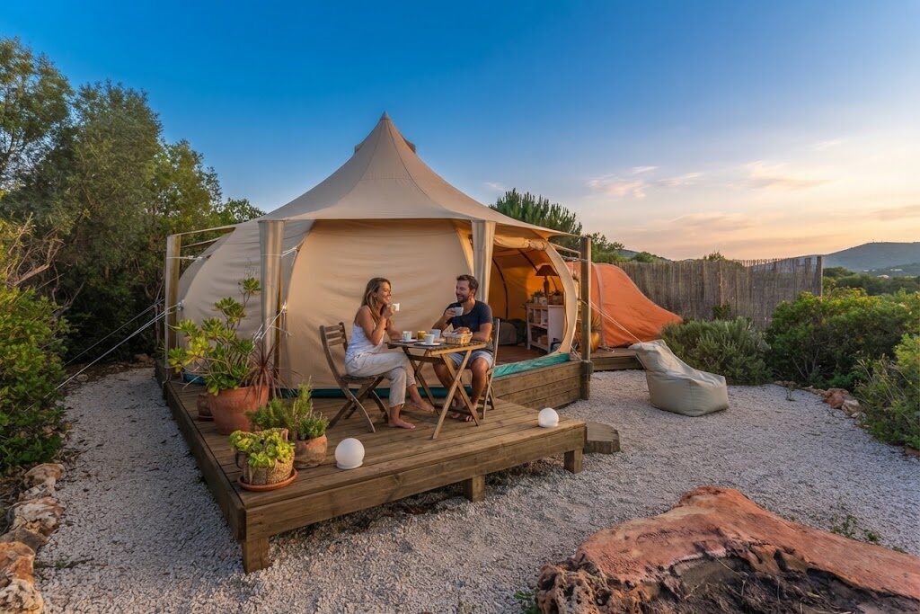 Tenda glamping ao pôr do sol na natureza portuguesa — Contactos