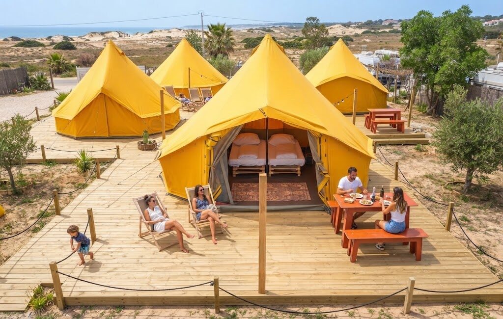 Cabana de madeira rodeada de árvores — Glamping na Madeira
