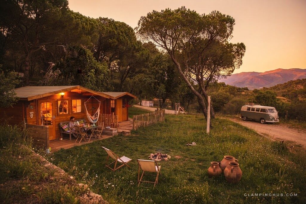 Tenda glamping ao pôr do sol na natureza portuguesa — Glamping na Calheta