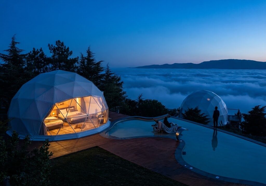 Cabana de madeira rodeada de árvores — Glamping na Calheta