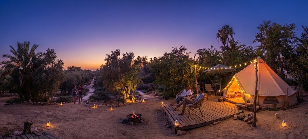 Iurte com esplanada e espreguiçadeiras — Glamping na Calheta