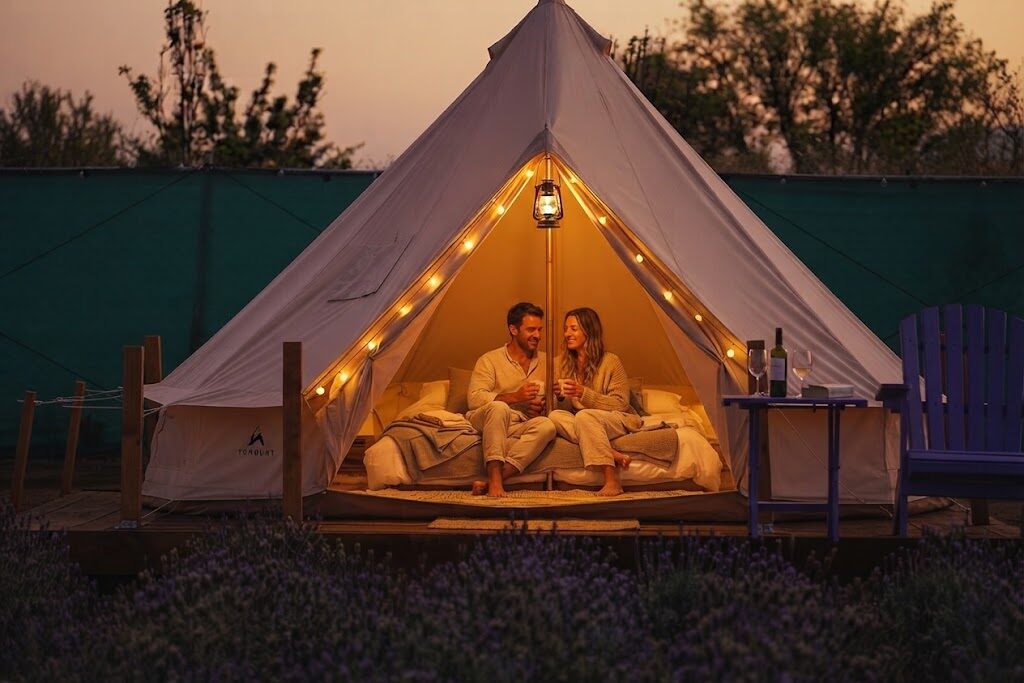 Cabana de madeira rodeada de árvores — Soul Glamping Madeira