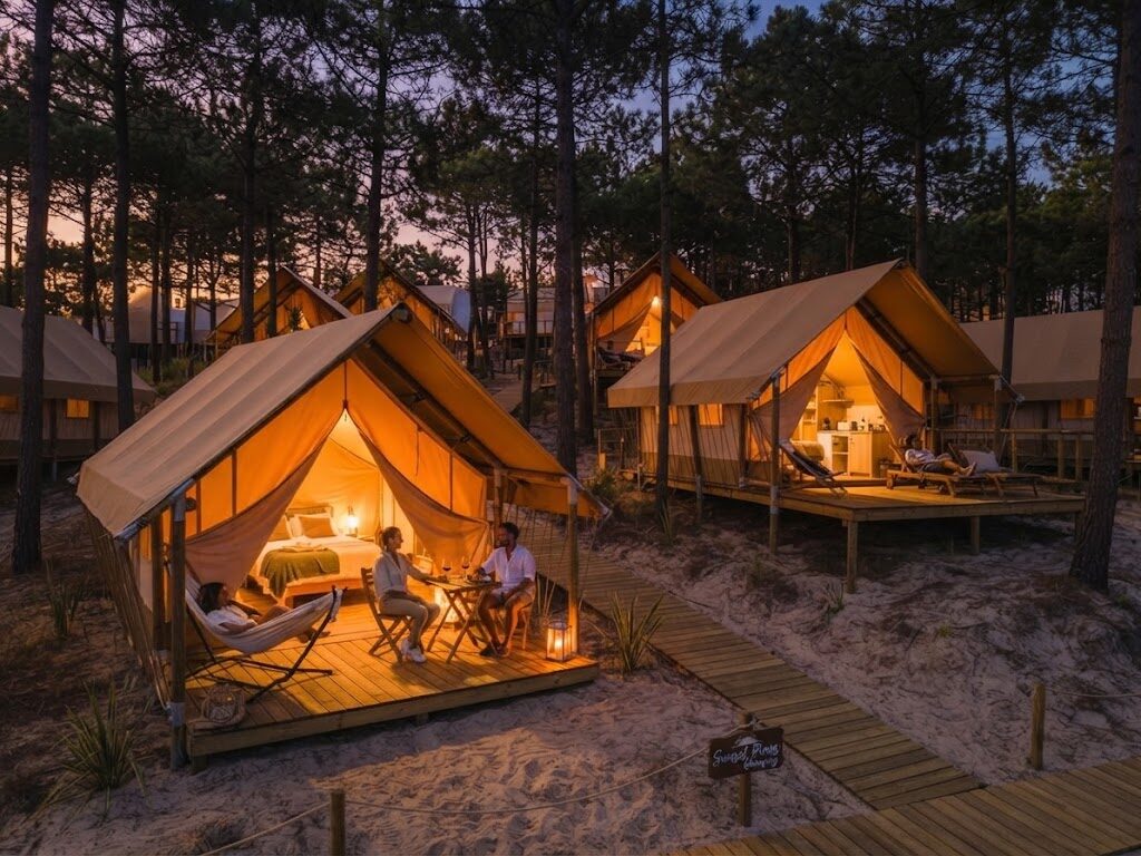 Tenda glamping ao pôr do sol na natureza portuguesa — Glamping no Algarve