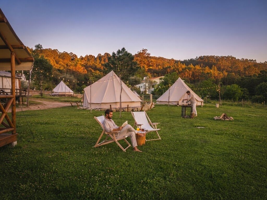Cabana de madeira rodeada de árvores — Glamping no Algarve