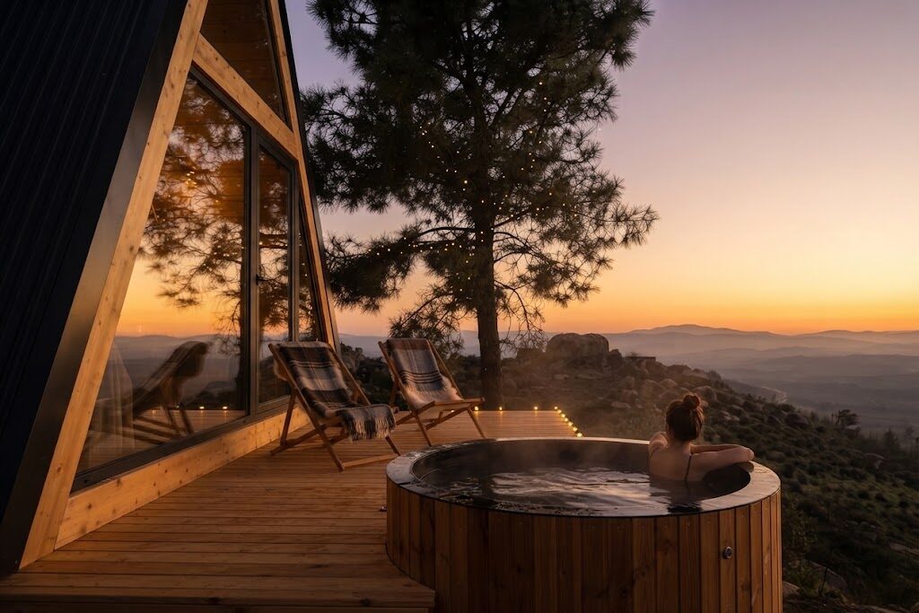 Tenda safari iluminada ao entardecer — Glamping no Algarve