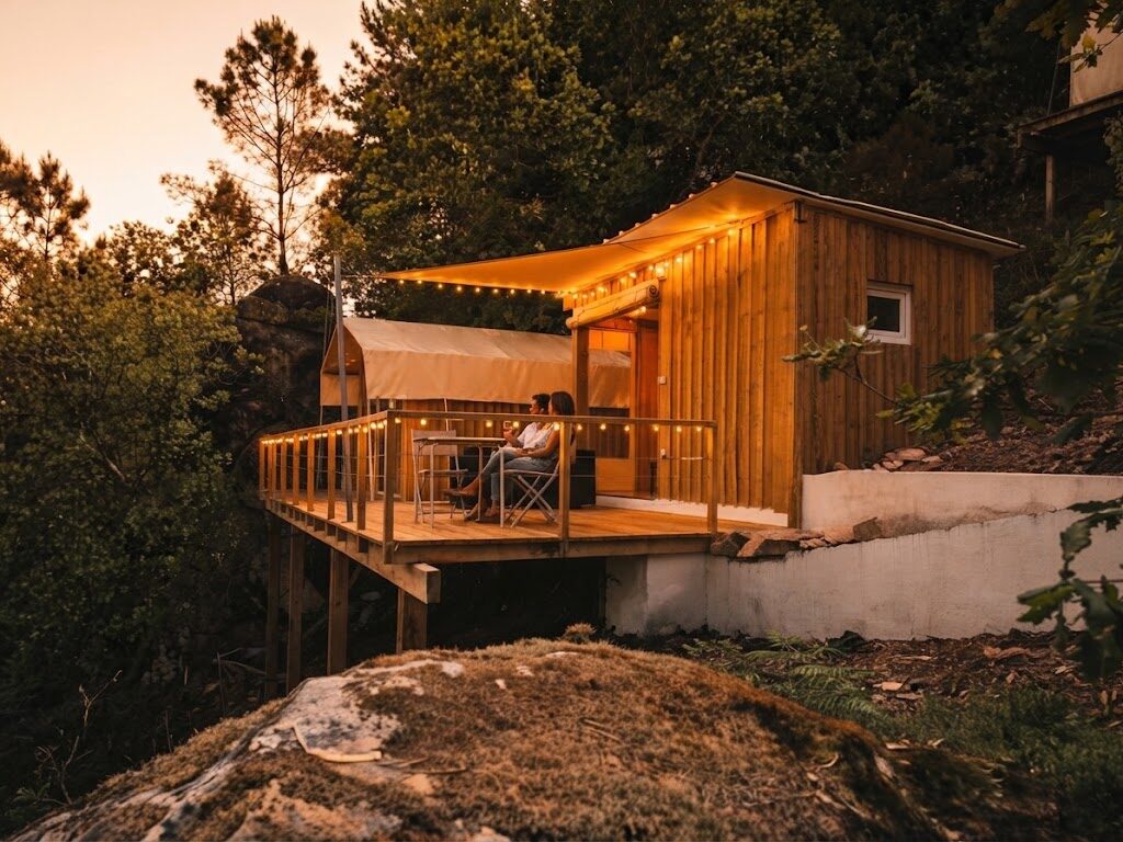 Cabana de madeira rodeada de árvores — Glamping em Tavira