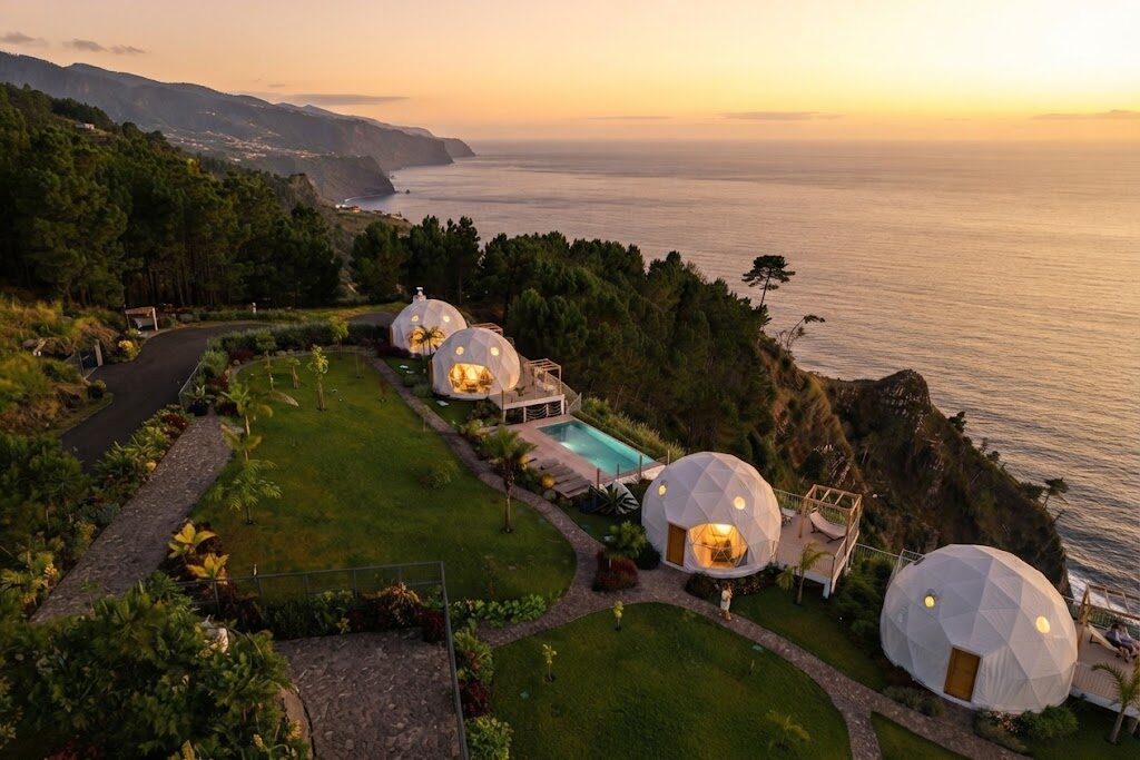 Iurte com esplanada e espreguiçadeiras — Glamping em Tavira