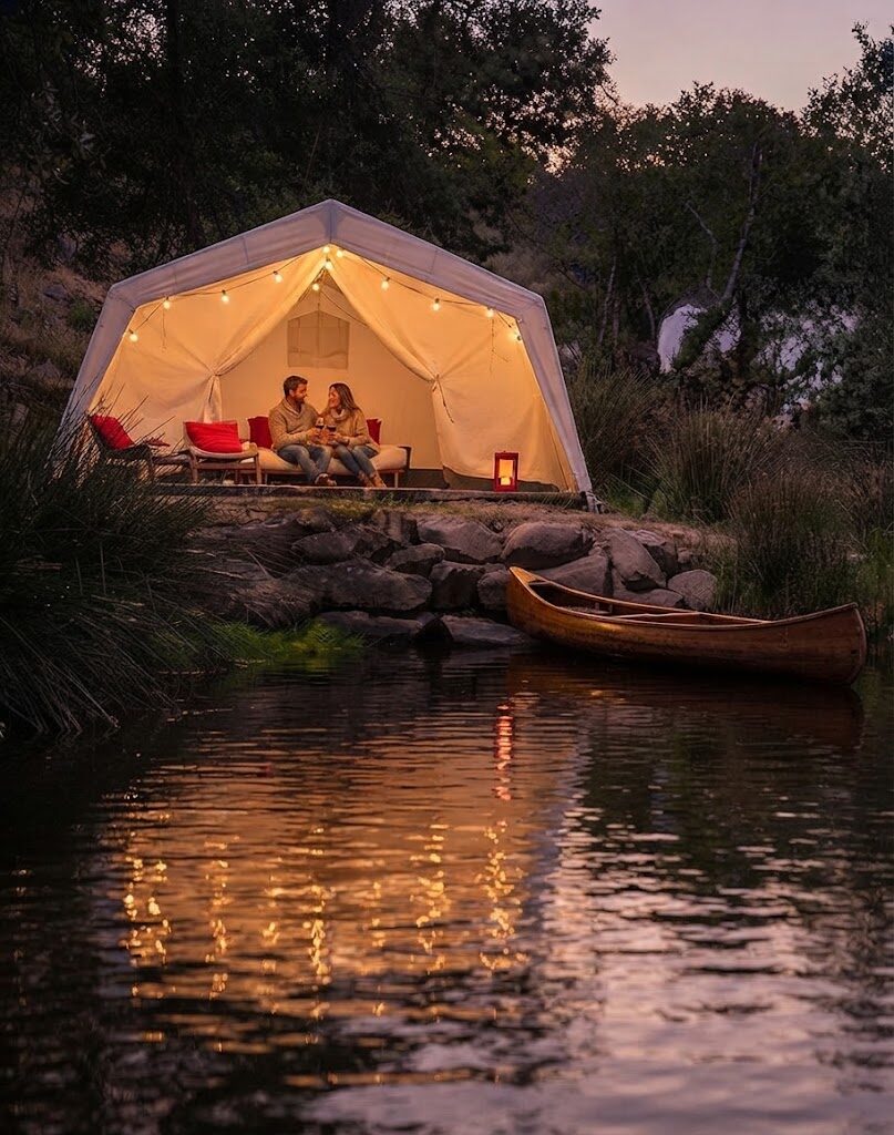 Cabana de madeira rodeada de árvores — Glamping em Faro
