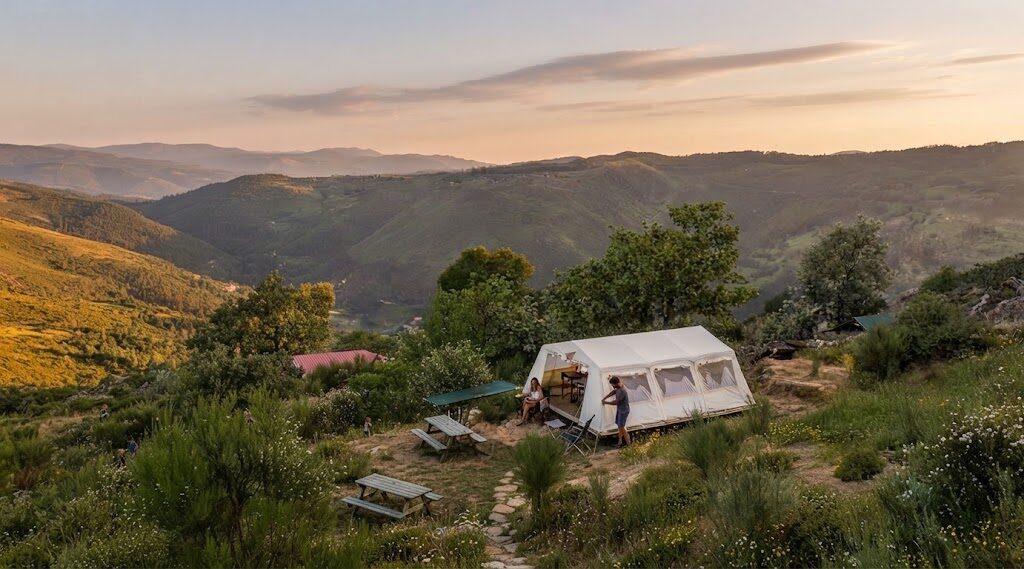 Cabana de madeira rodeada de árvores — Glamping em Lisboa e Sintra