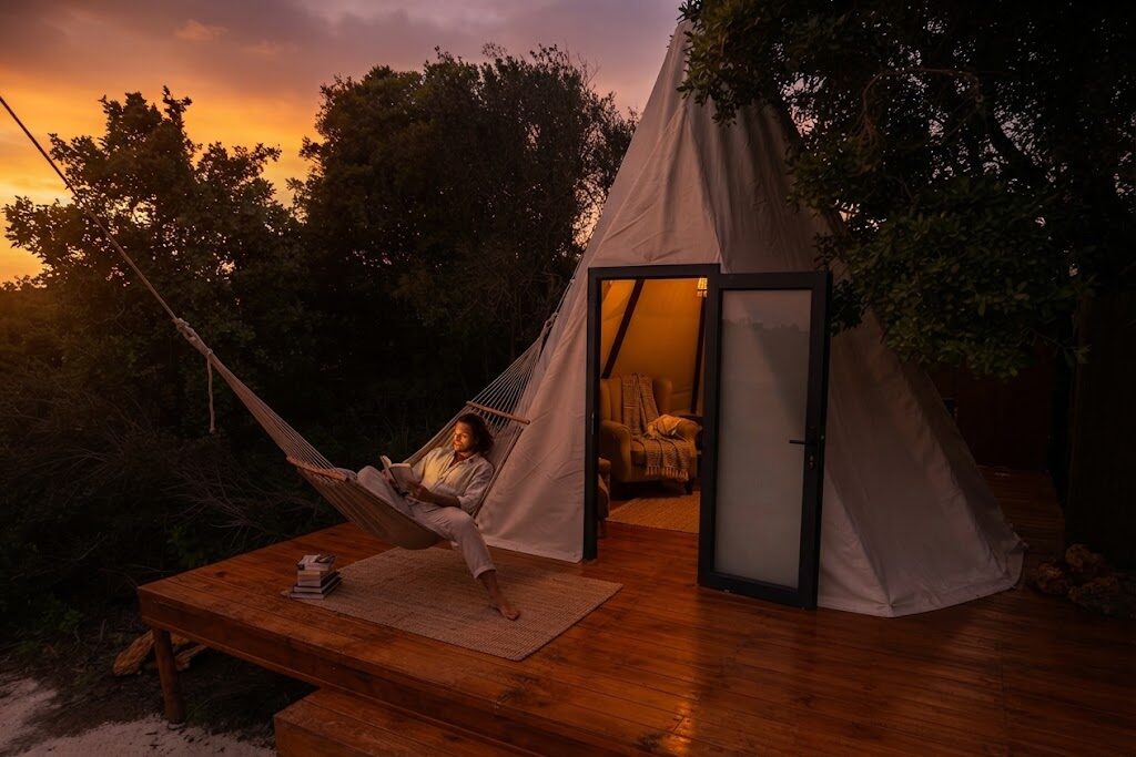 Iurte com esplanada e espreguiçadeiras — Glamping em Lisboa e Sintra