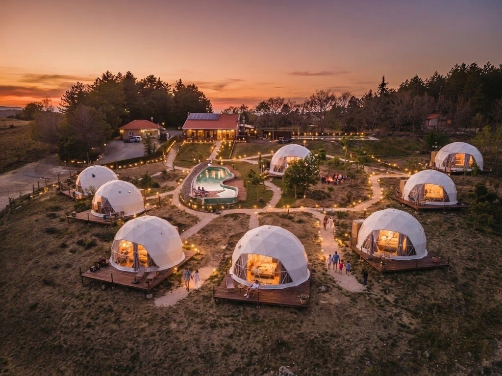 Tenda safari iluminada ao entardecer — Glamping em Lisboa e Sintra