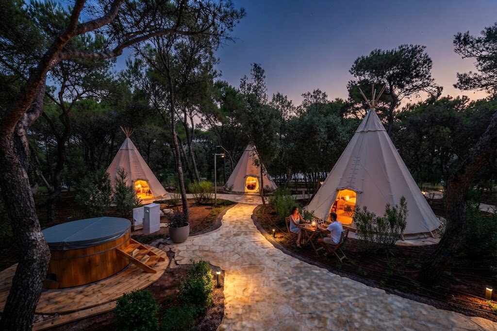 Cabana de madeira rodeada de árvores — Glamping em Sintra