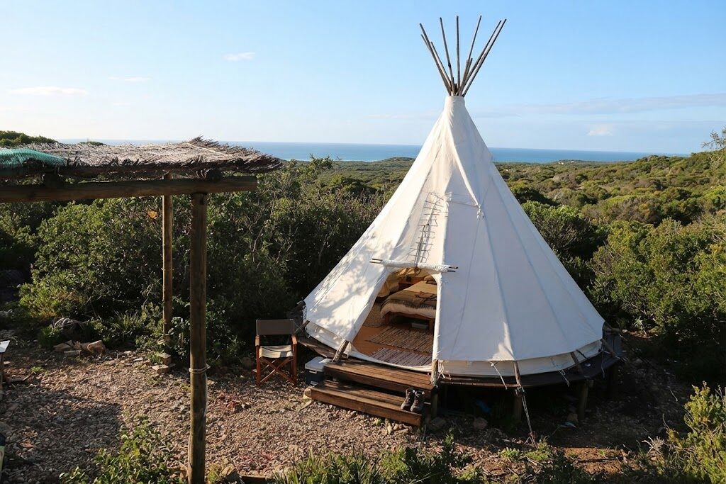 Iurte com esplanada e espreguiçadeiras — Glamping perto de Lisboa