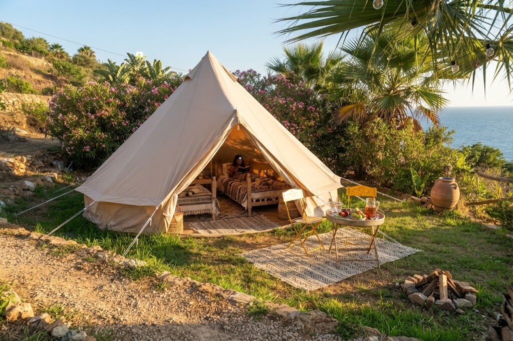 Tenda glamping ao pôr do sol na natureza portuguesa — Glamping no Centro e Serra da Estrela