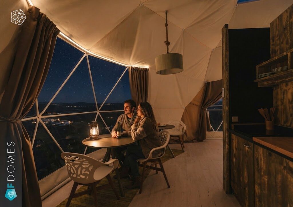 Tenda glamping ao pôr do sol na natureza portuguesa — Glamping em Estremoz