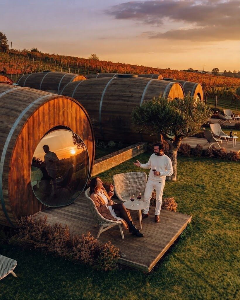 Iurte com esplanada e espreguiçadeiras — Glamping no Centro e Serra da Estrela